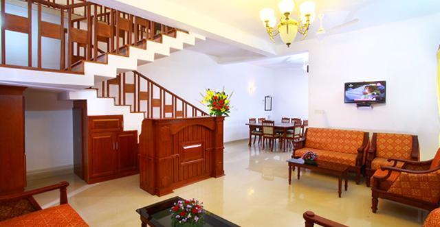 Chithirapuram Palace Мунар Екстериор снимка